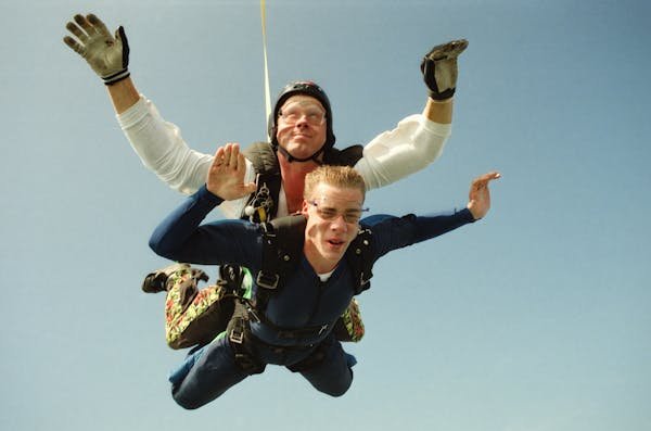 Vivez l'adrénaline d'un saut en parachute en tandem